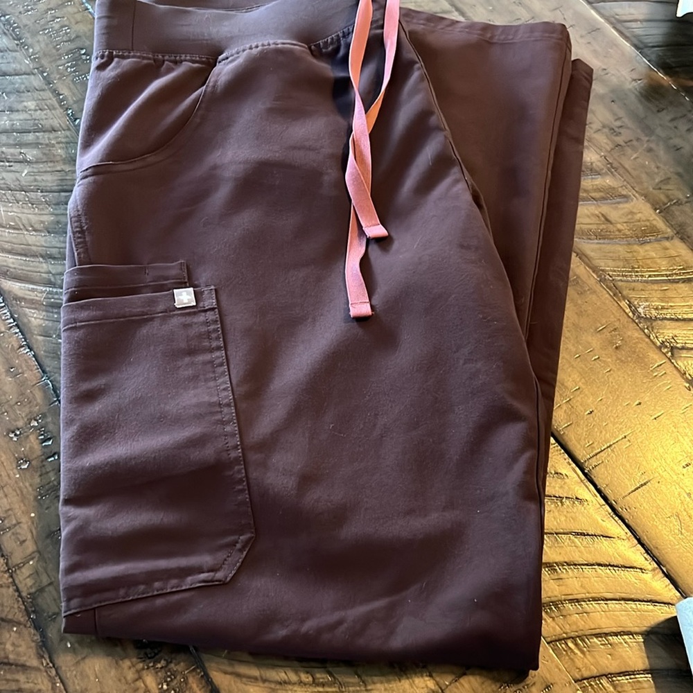 Figs large expresso scrub pants